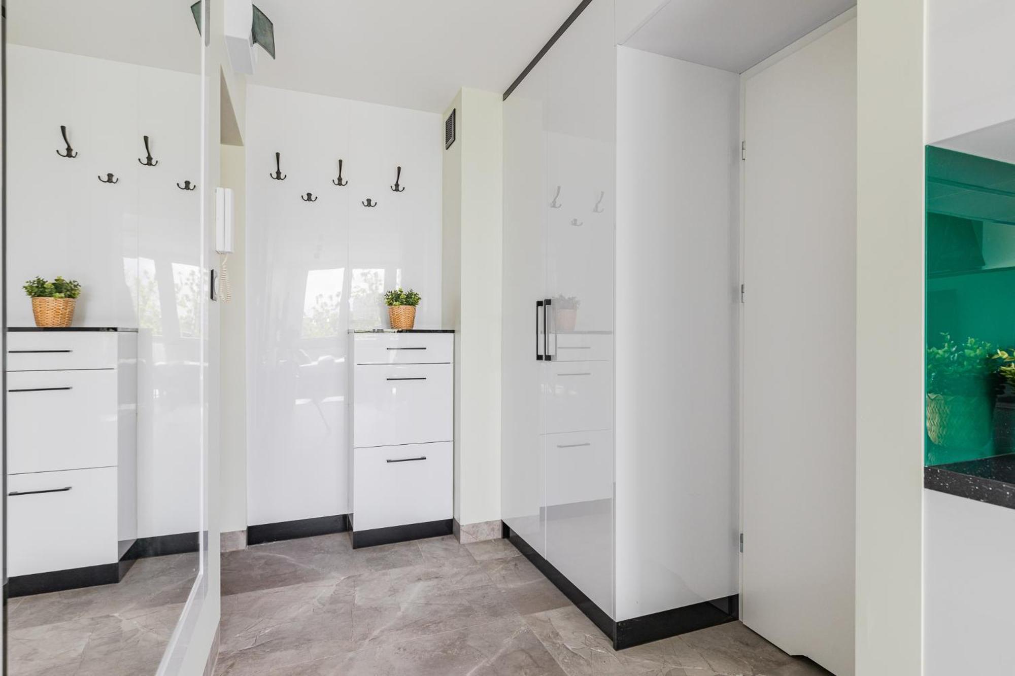 Superapart Saska 48A, Sleek 6Th-Floor Studio With Balcony & Elevator Access Warschau Buitenkant foto